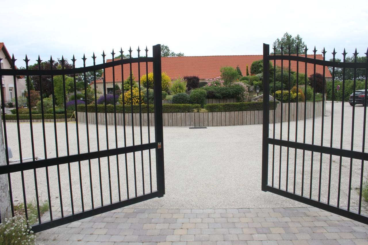 Au Grand Saule Villa Les Attaques Rom bilde